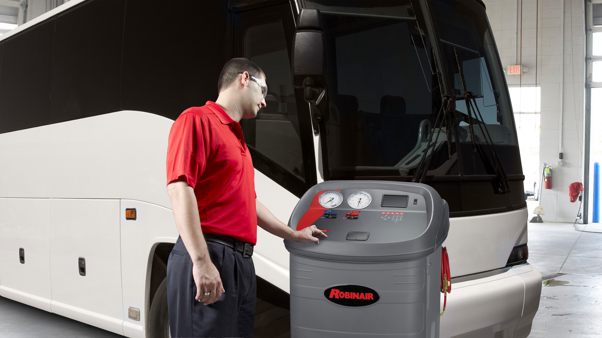 The Robinair 17800C is a multi-refrigerant RRR machine designed to handle R-134a, R-12, R-22, R-404a, R-407c and many other medium- and high-pressure refrigerant blends.