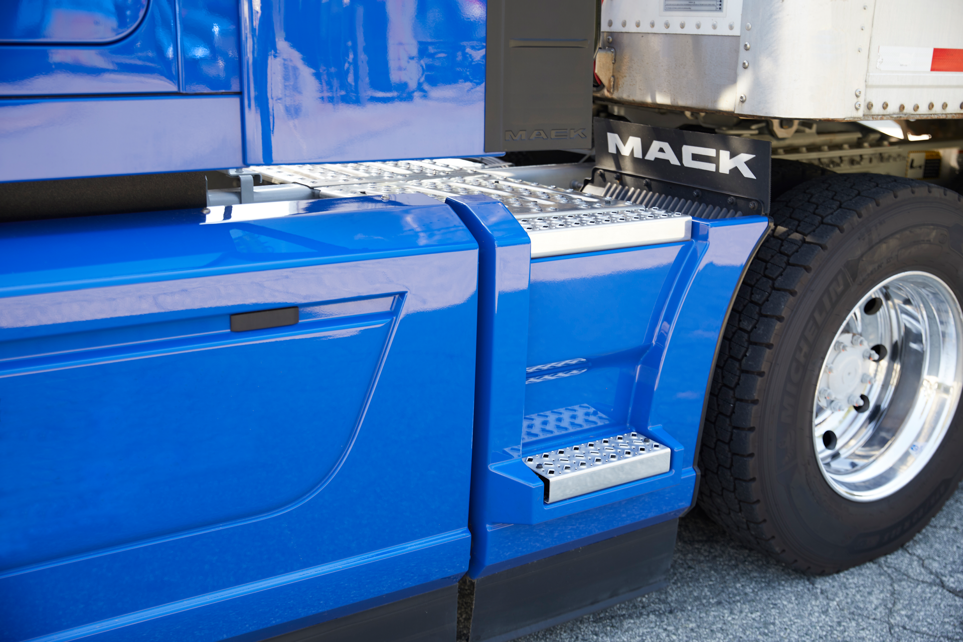 Featuring integrated steps, the extended chassis fairings also help improve driver access to the back-of-cab area for tasks like connecting and disconnecting trailer air supply lines.