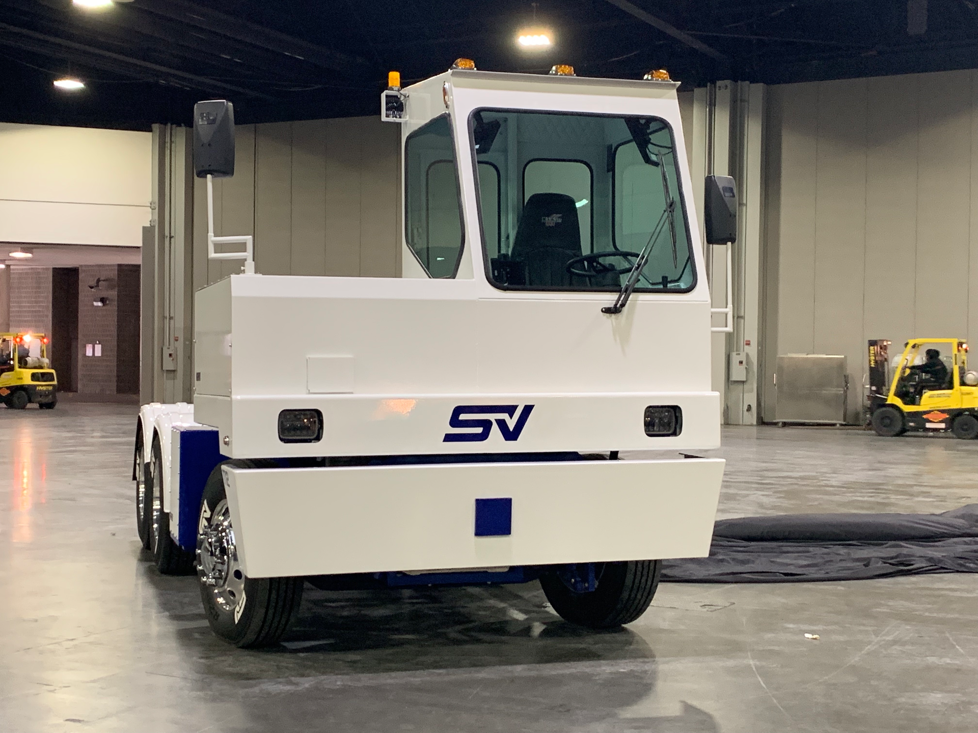 The Lonestar SV electric terminal tractor, designed with a full electric powertrain from Dana, has a gross combination weight rating (GCWR) of 80,000 or 101,000 pounds, and is offered in 4x2, 6x2, and 6x4 axle configurations.