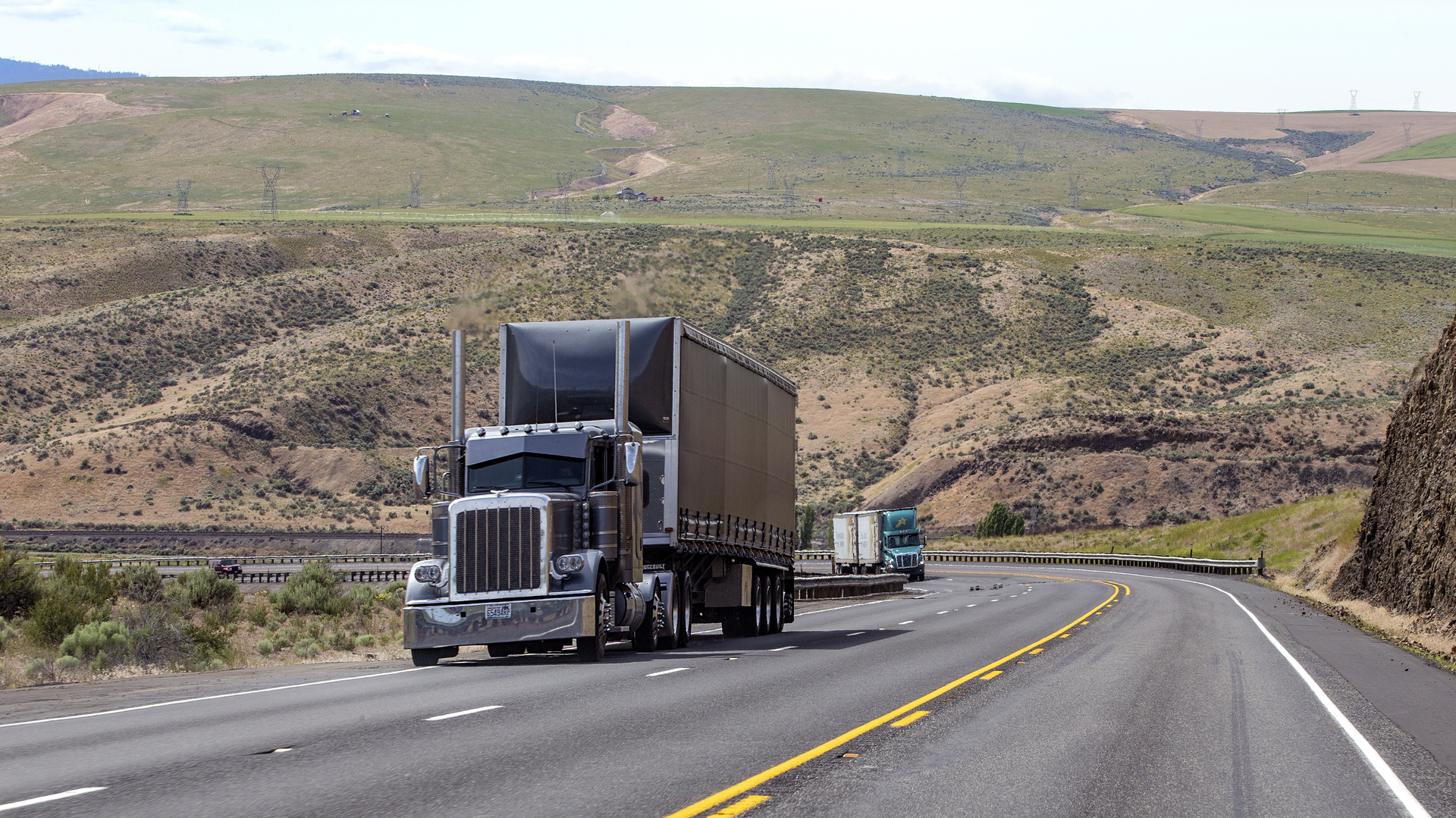 Semi Truck Mountainside Oksanaphoto Dreamstime 609be36bd76a9 609d7163d985d