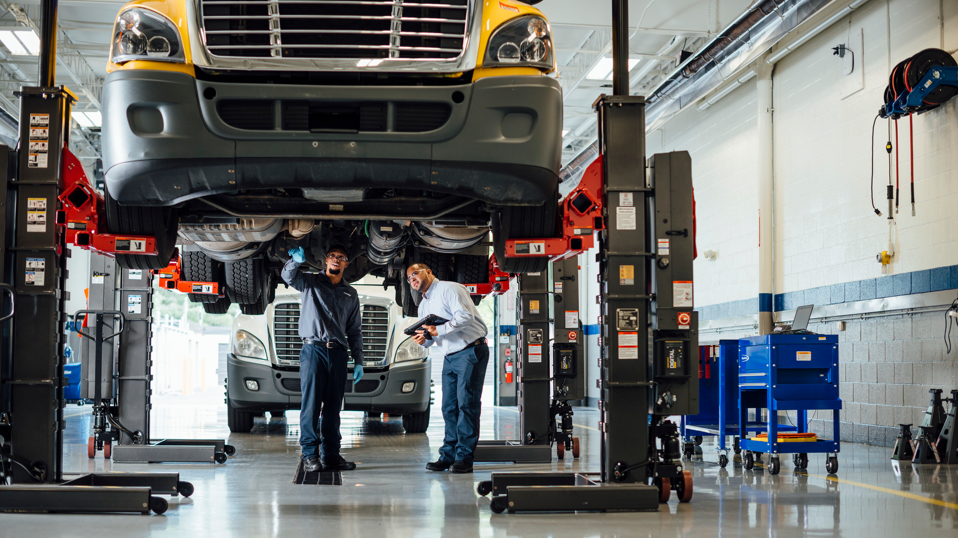Penske Maintenance Tablet Stock Image 2 60fecd7a0a6e1