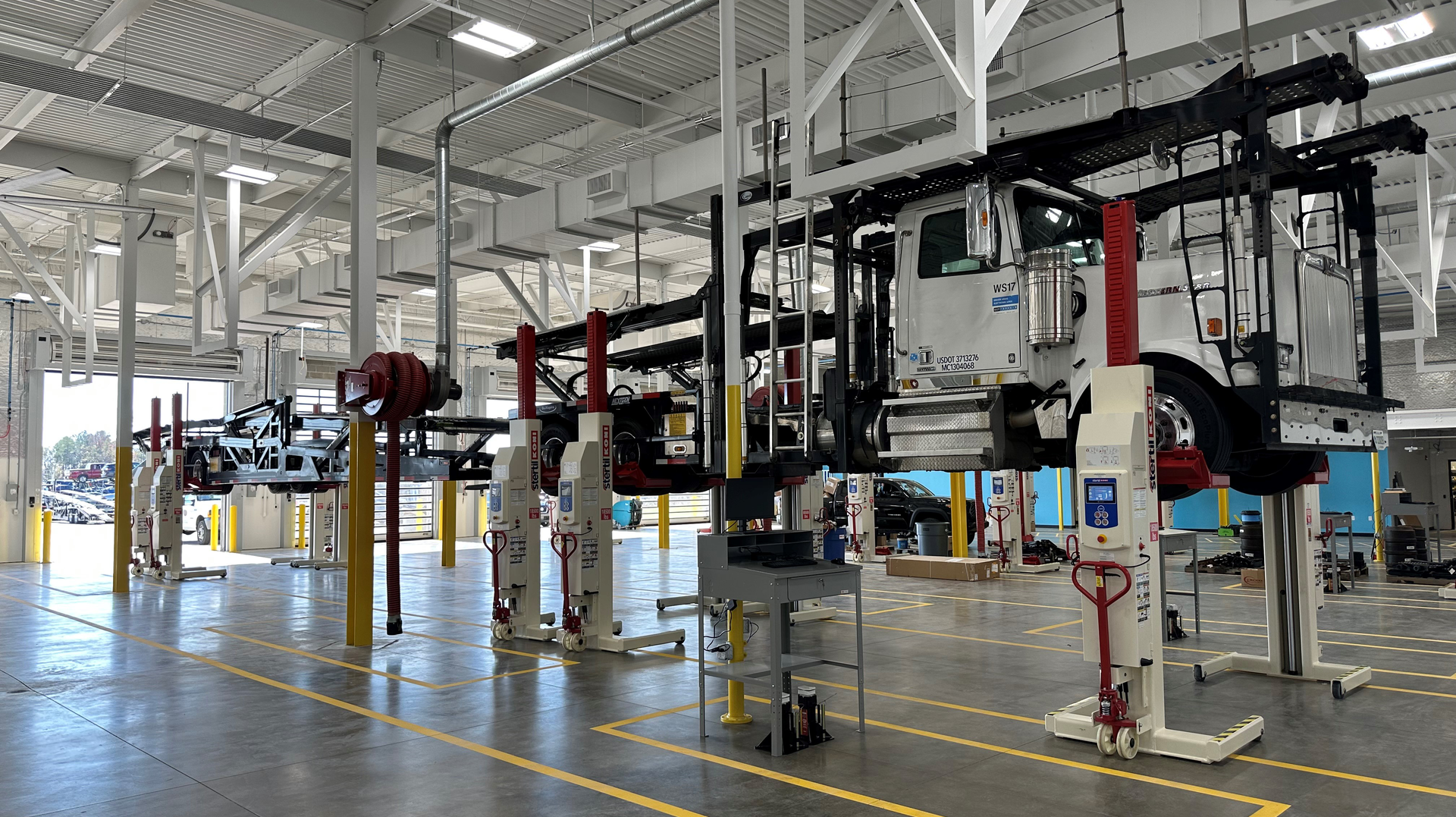 Carvana Truck And Trailer On Mobiles