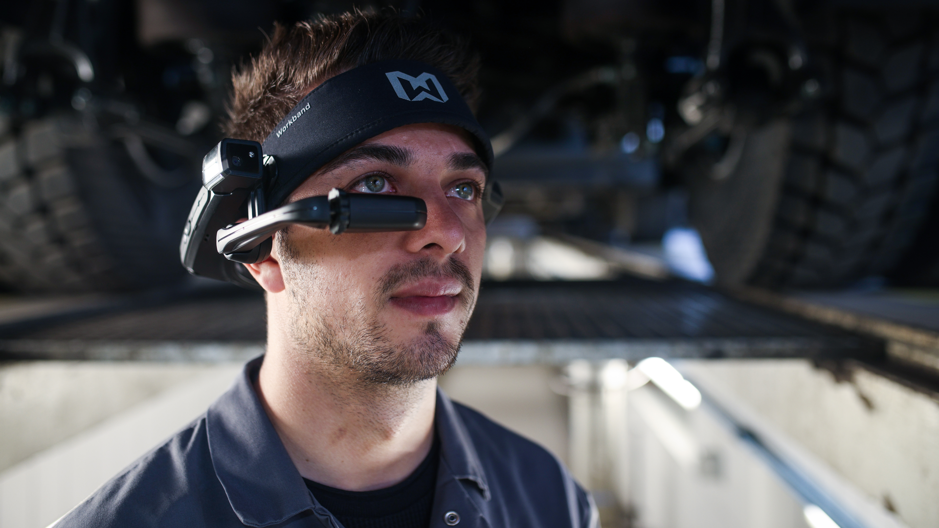 Through Wi-Fi, 4G, or Bluetooth, a tech stumped by a diagnostic issue can verbally command the HMT-1 to connect to a specific expert anywhere in the world for help.