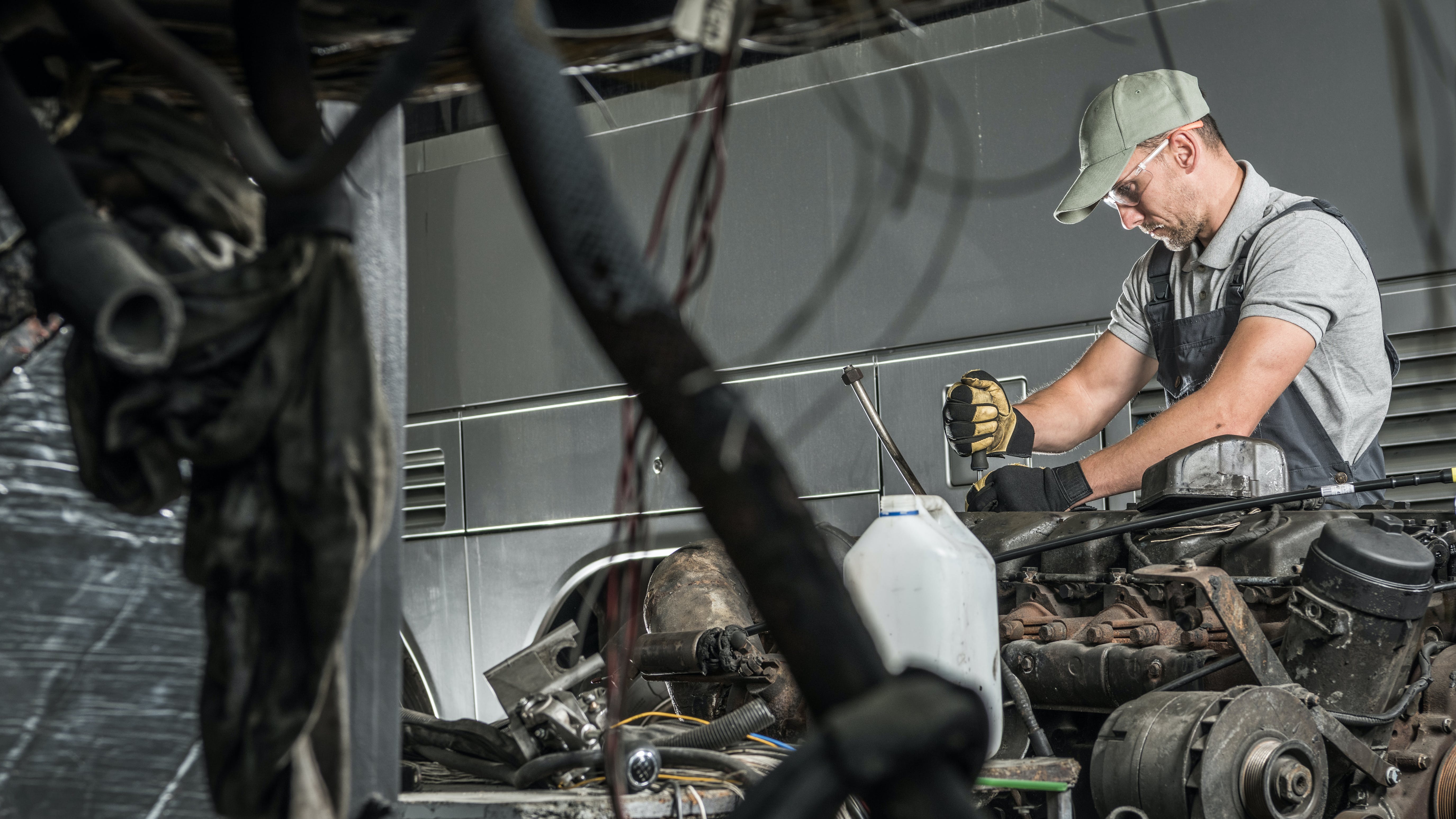 technician-shop-dreamstime_199976822