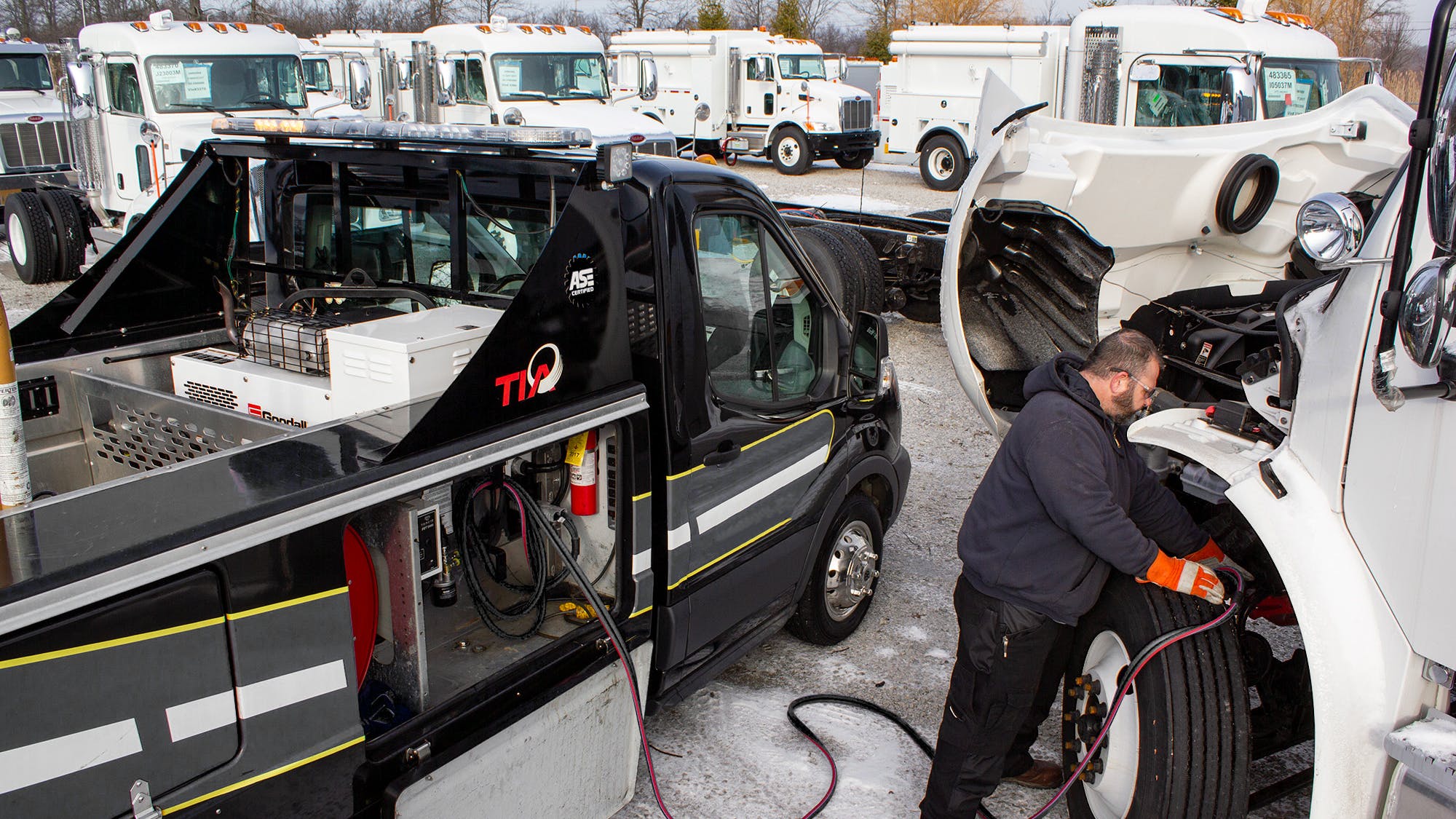 Vanair&rsquo;s Cap&bull;Start Engine starting system on a job site. Its rapid recharging technology facilitates the charging of several vehicles.