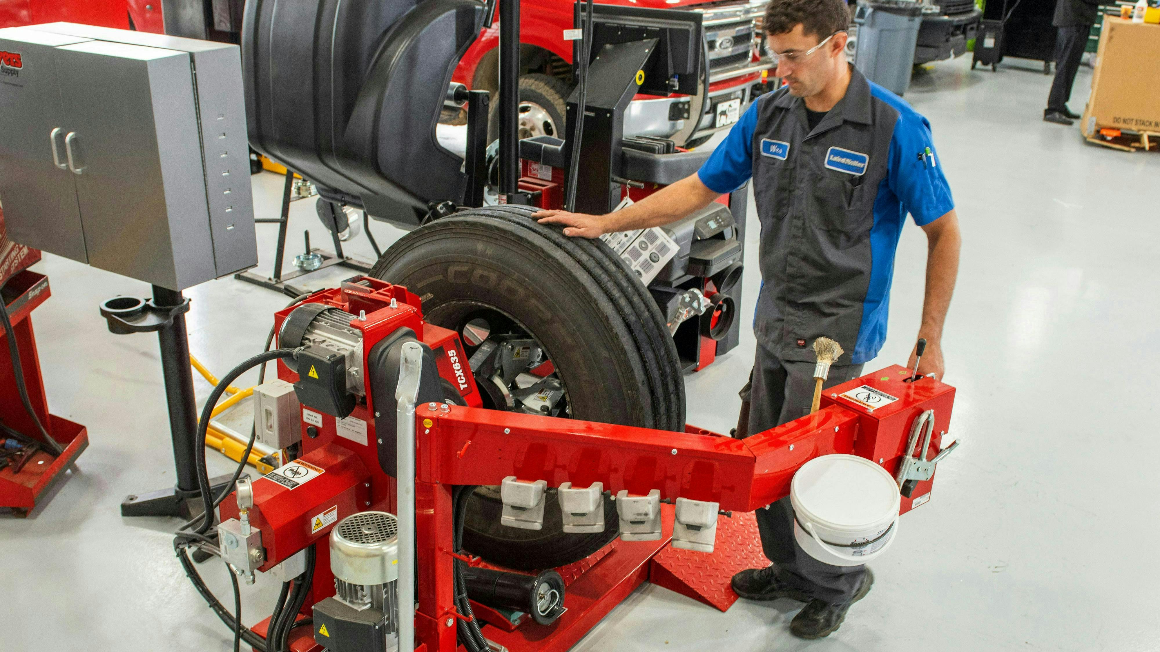 Hunter&rsquo;s TCX635HD tire changer has gained favor among maintenance managers for several reasons, including its robust construction and simple controls.