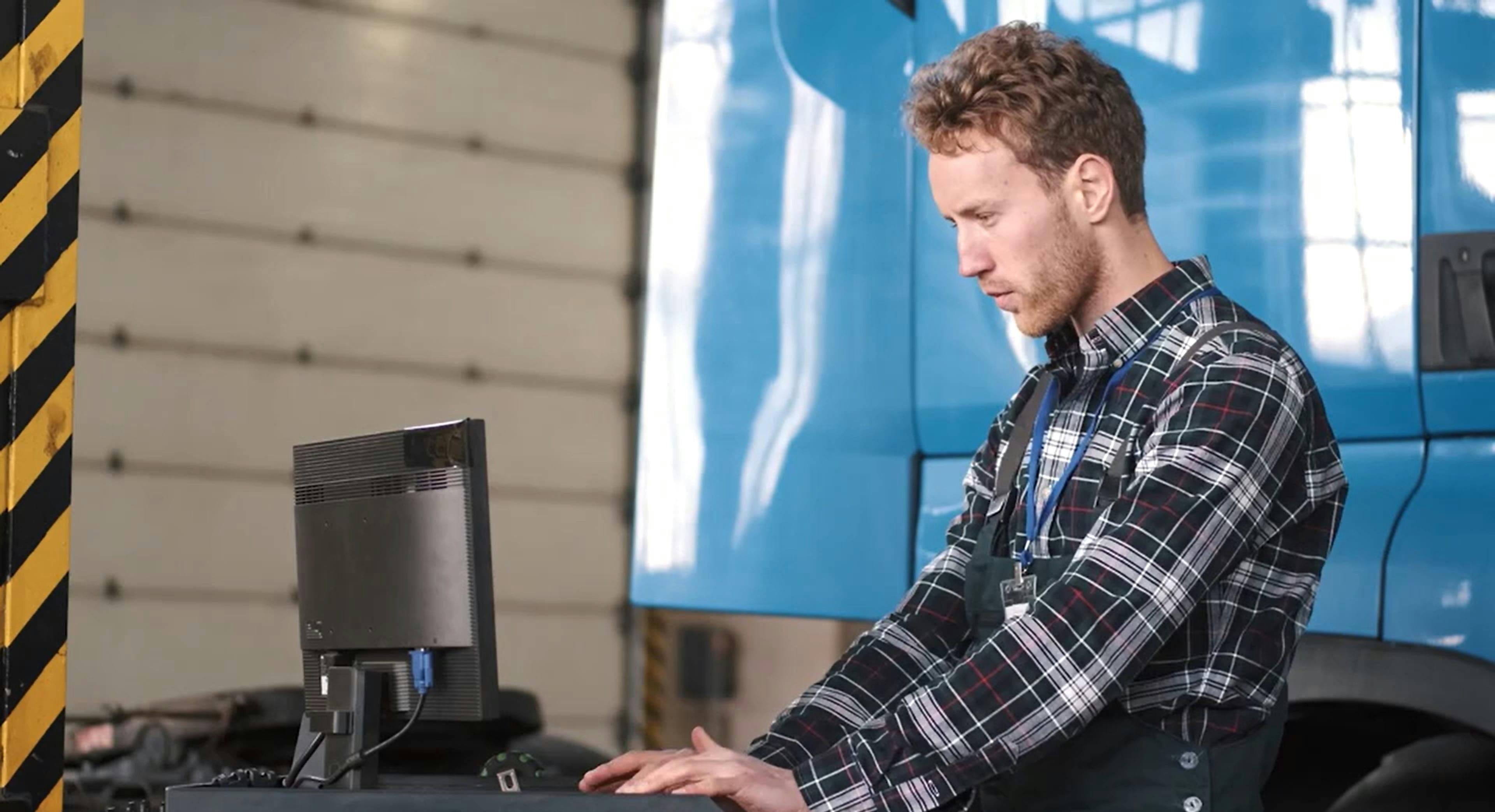 666a003787046d0cdfa87156 Tech Using Laptop