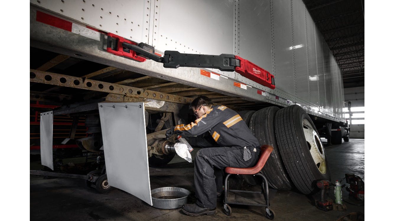 m18_magnetic_extendable_light