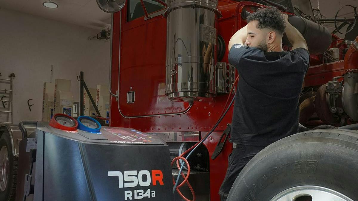 A beneficial feature of the TEXA Konfort 750R A/C service machine is the fact that it can efficiently service larger vehicles, thanks to its bigger tank and longer service hoses.