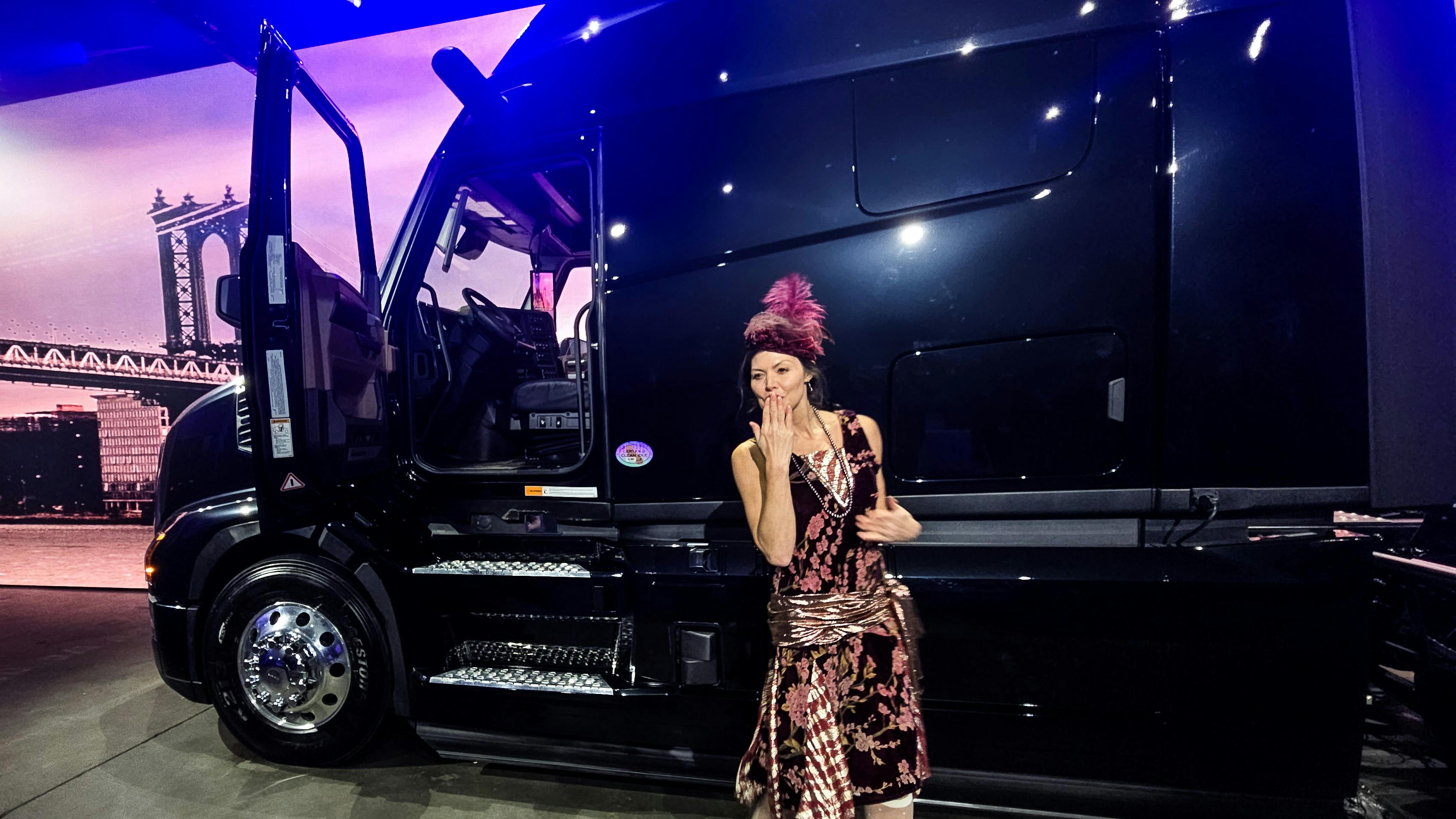 flapper_kiss_mack_pioneer