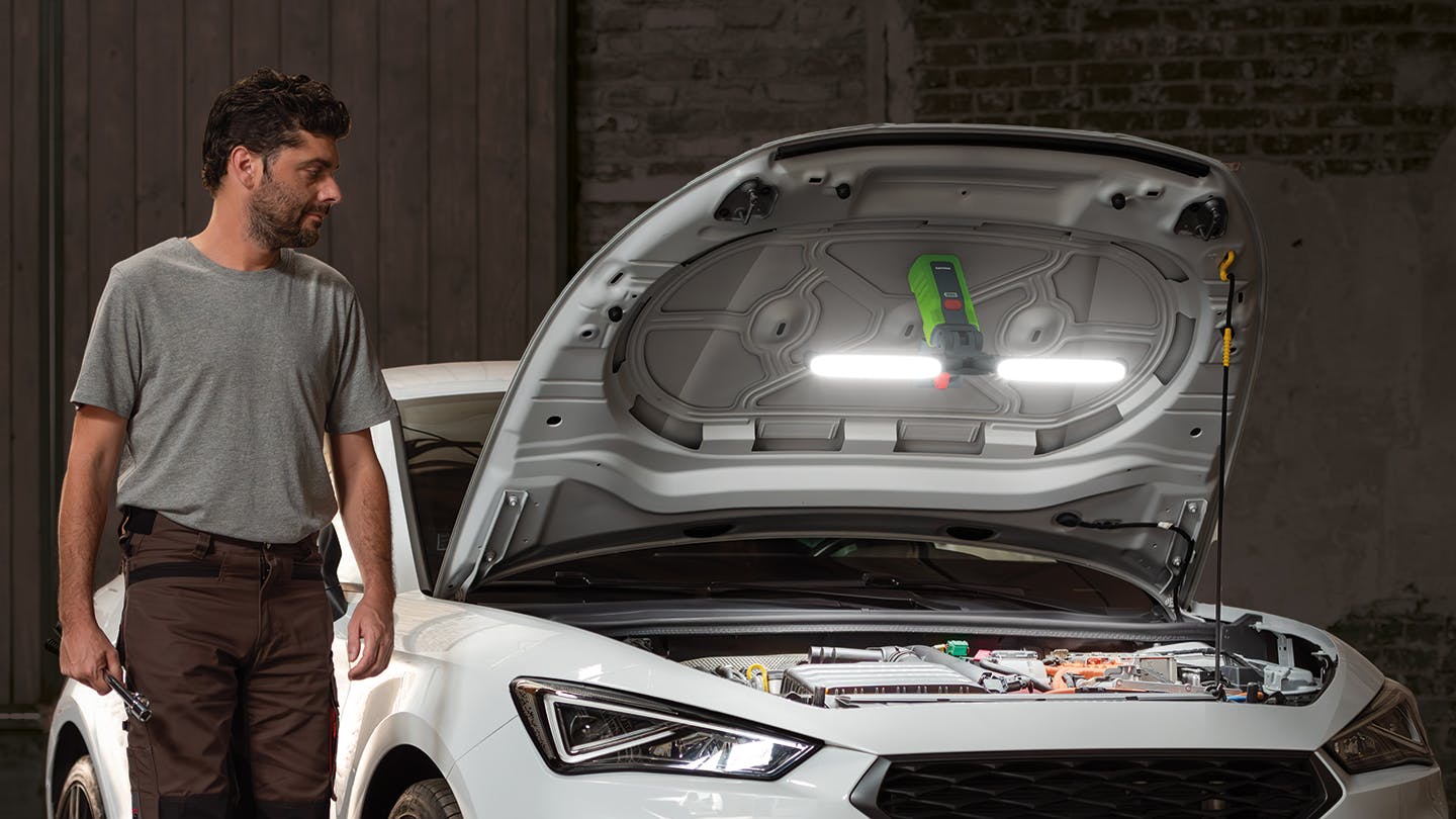 67f94cc919e1bdee3c883a69 Philipsxperion3000underbonnetledlight