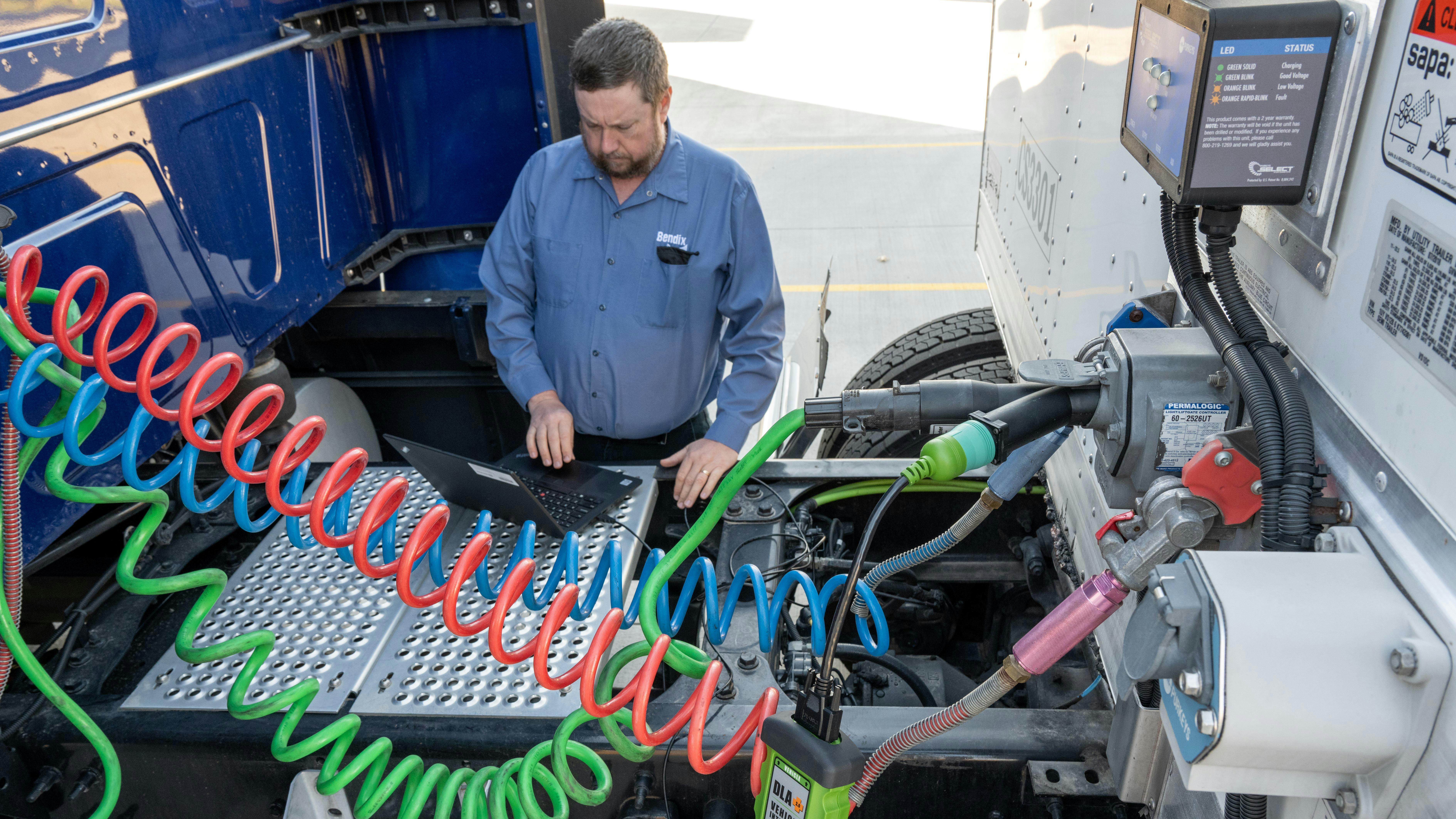 bendix_diagnostics - Technician diagnoses trailer