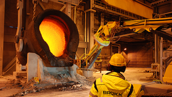 The Brokk 800P is equipped with a specially designed process breaker that will withstand high temperatures as in cleaning hot ladles