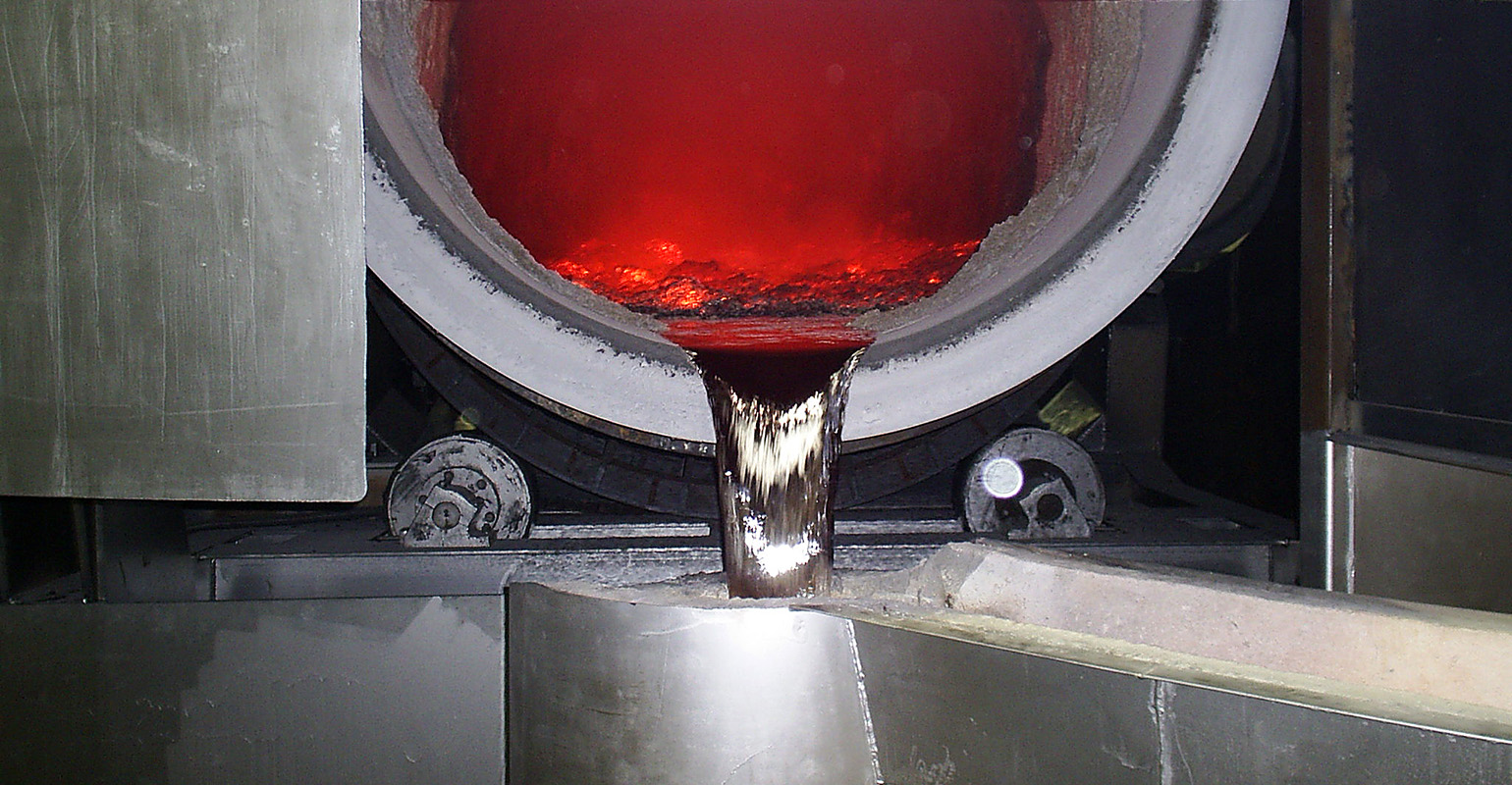 Pouring molten aluminum