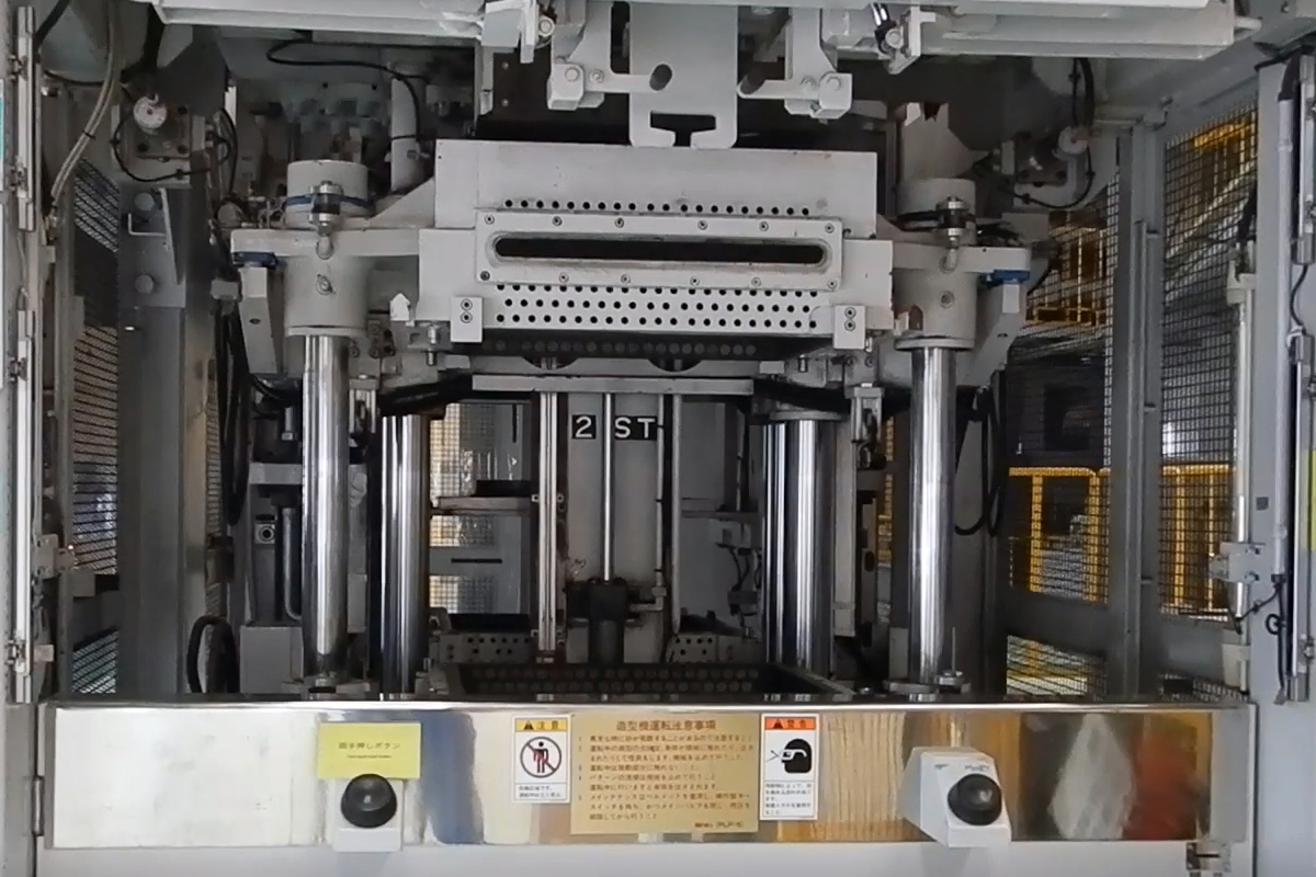 FCMX has a compact design that allows foundries to achieve the speed and capability of this machine without taking up valuable floor space. The compact design provides foundries the ability to add multiple lines in an area that typically would be dedicated to a much larger system.