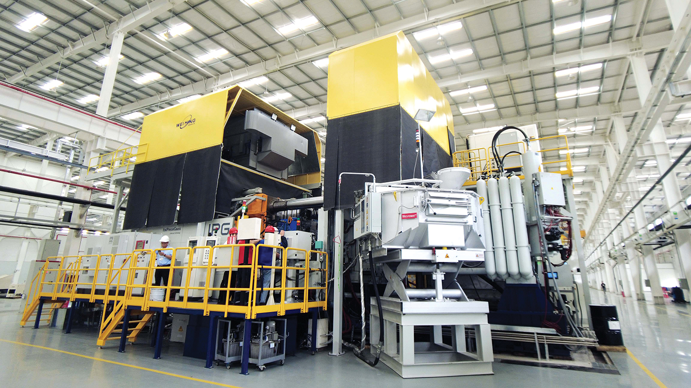 The first SmartPlatform TF high-pressure diecasting installation, supplied with molten aluminum by a Westomat dosing furnace.