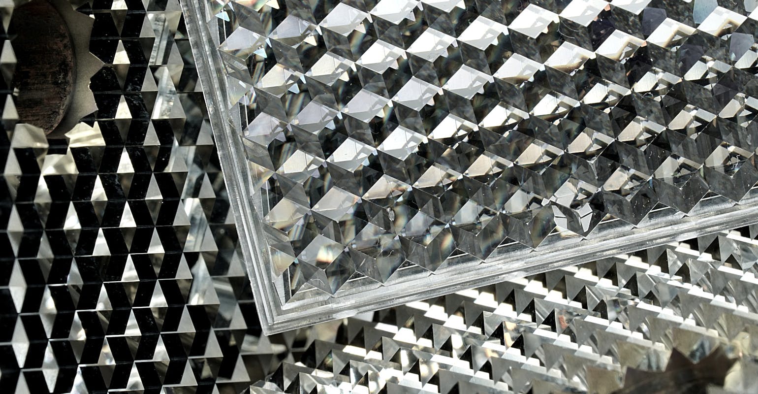 The thin, structureless layers of UltraPlas allow both nanoscale surface structures, e.g., for the nanoimprint process, and mirror-gloss surfaces to be perfectly reproduced.