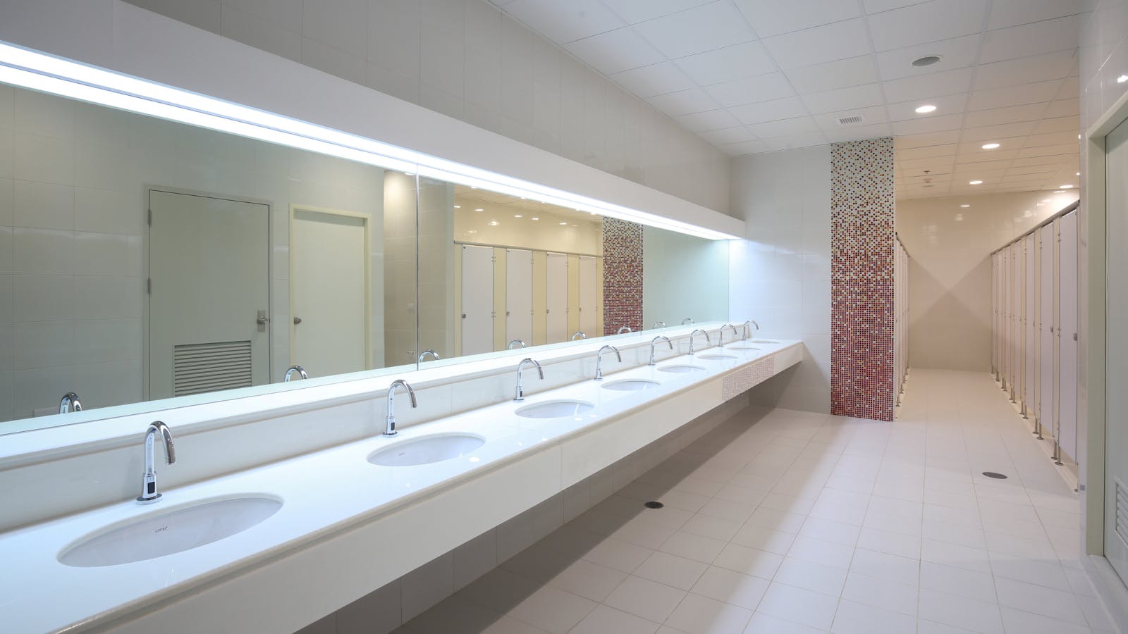 693856ec5ad124995eaa086d Commercialbathroom57857387vorclubdreamstime
