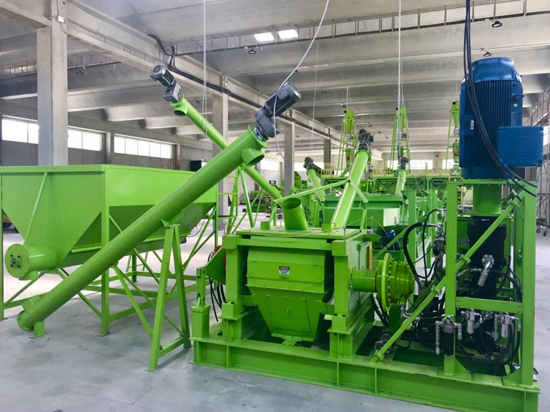 de krumbuster cracker mill gebruikt hydraulische kracht om banden te recyclen tot kwaliteitsrubber dat wordt gebruikt voor het maken van bestrating, speeltuin oppervlakken en zelfs kunstgras.