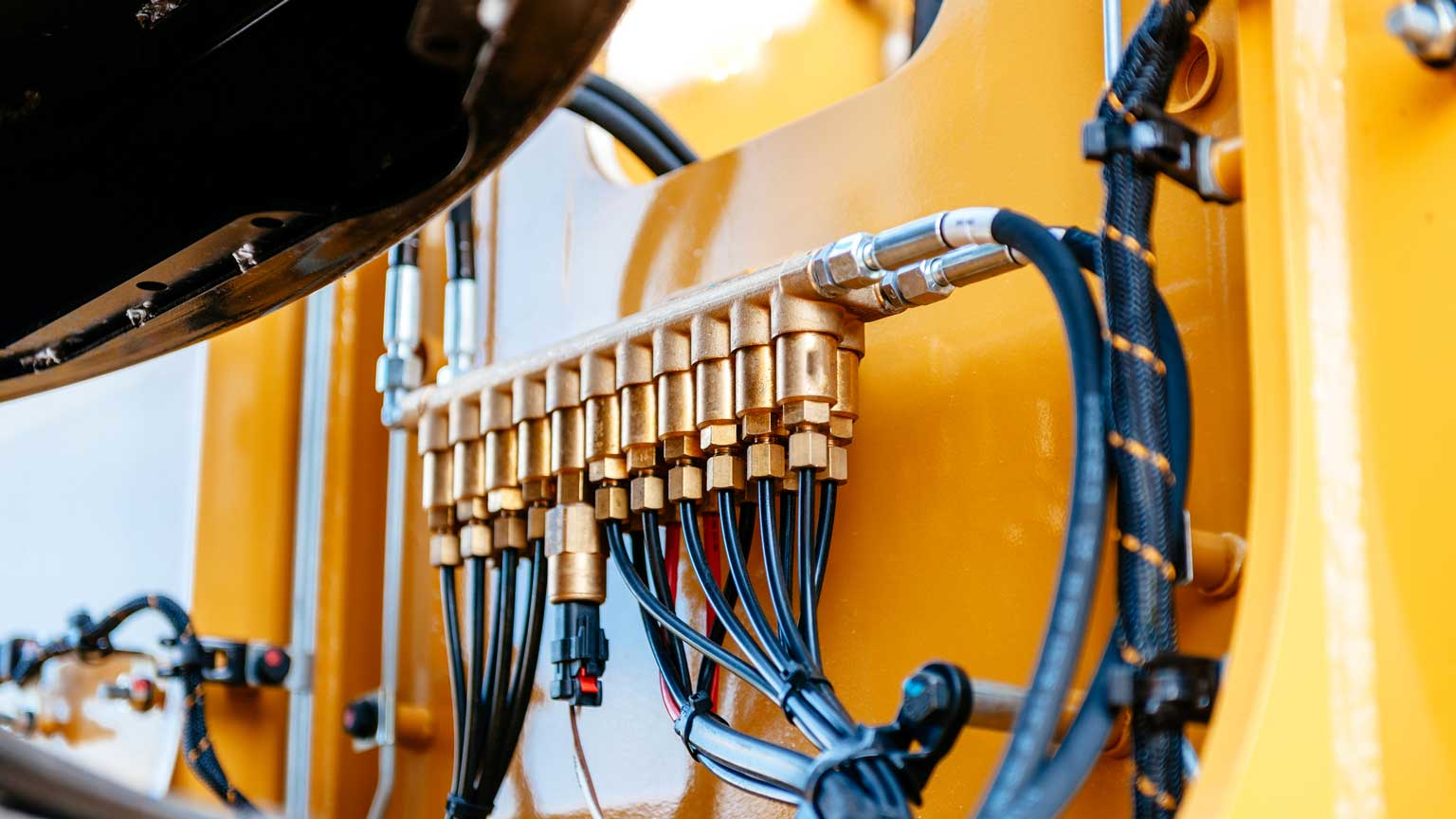 What fundamental engineering knowledge is necessary for today's hydraulic systems?