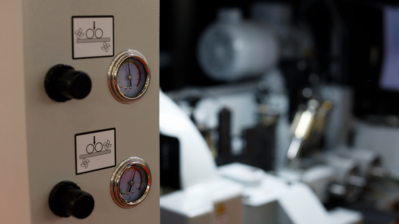 Manometers and pneumatic air pressure regulators