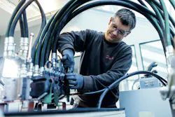 Testing of the EC881 braided hydraulic hose has demonstrated its ability to be used in high-pressure systems. Testing of the EC881 braided hydraulic hose has demonstrated its ability to be used in high-pressure systems.