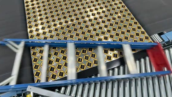 A steerable wheel table sorting a ladder onto a conveyor