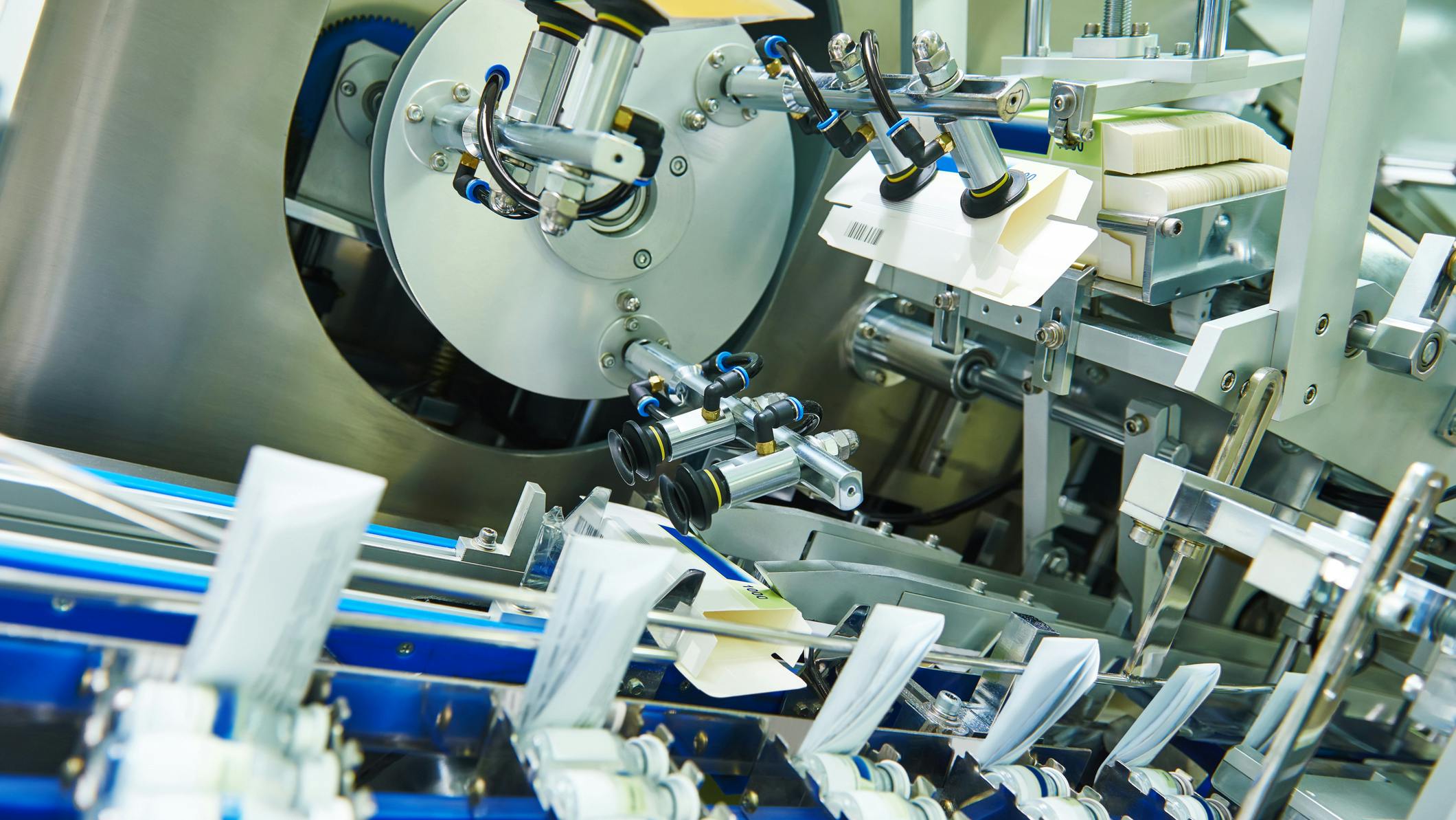 A conveyor line for packaging bottles using fluid power components