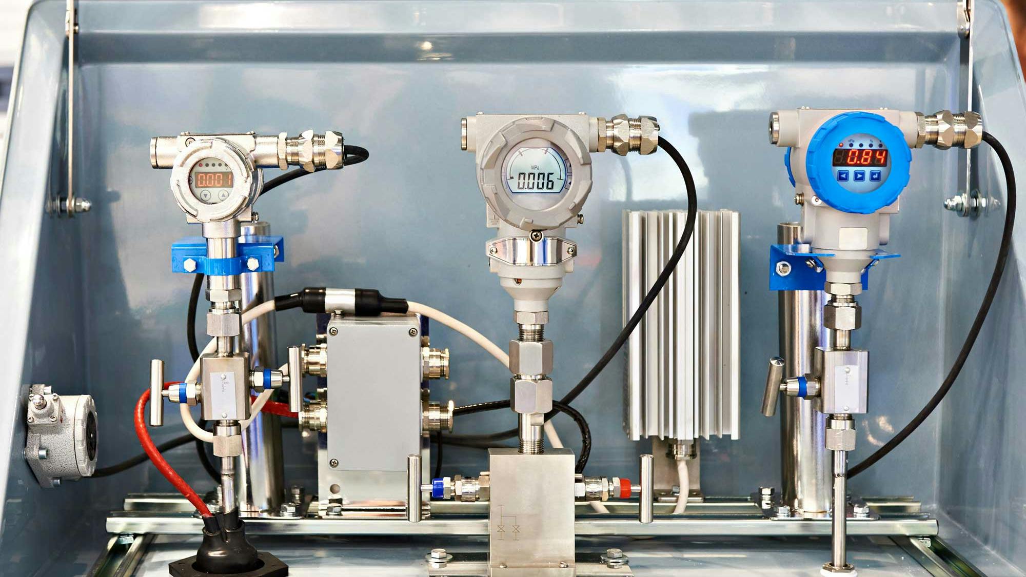 Pressure transmitters and sensors installed on a machine