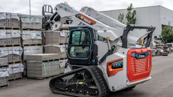 Moog Actuators on Bobact T7X Compact Track Loader Lifting Items Moog Actuators on Bobact T7X Compact Track Loader Lifting Items