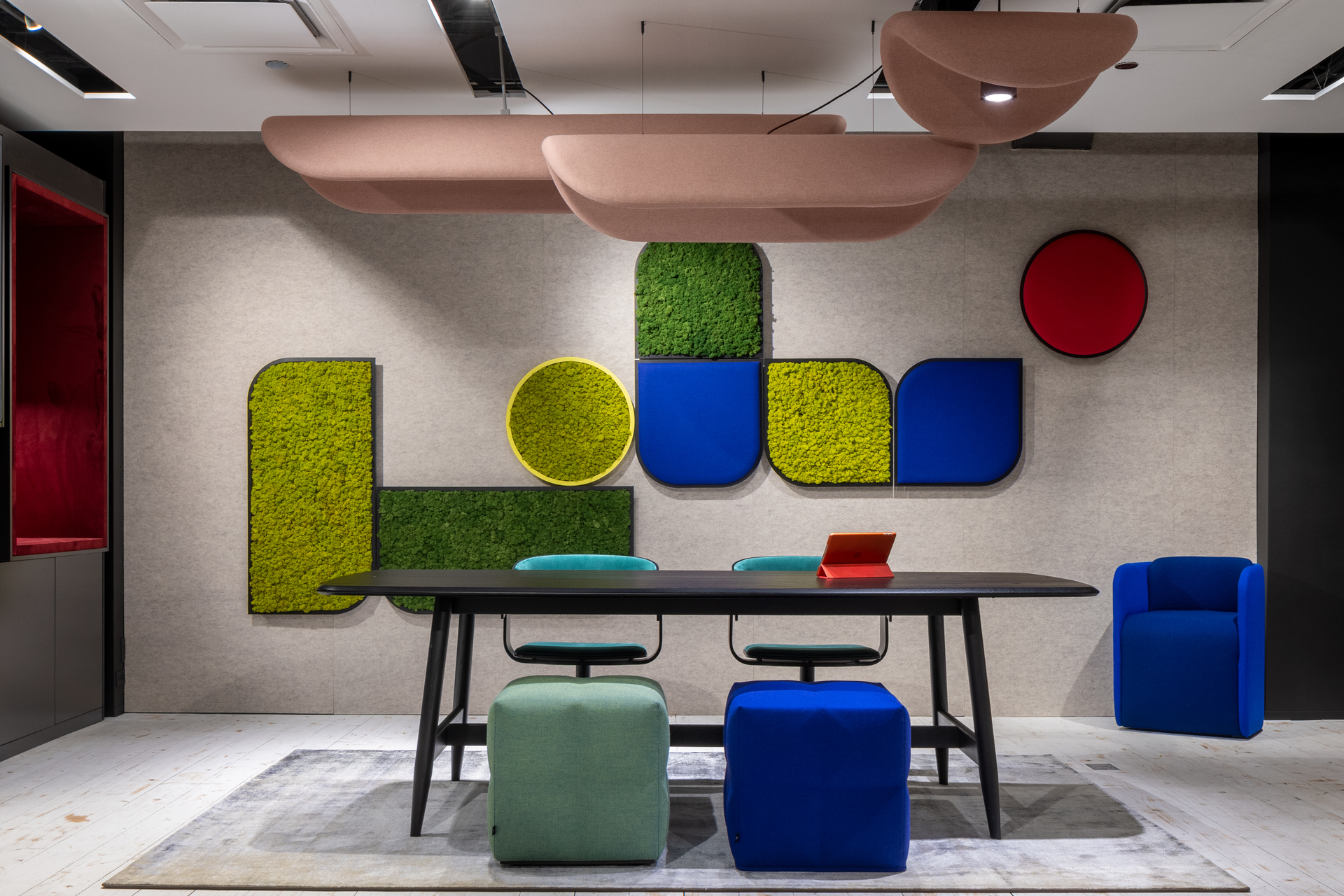 Inspired by the Pringles potato chip, BuzziChip is a whimsical, new acoustic lighting pendant.