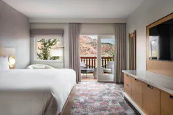 Guest rooms bring the raw beauty of the outdoors inside with carpeting and furnishings that echo the desert tones while providing unmatched comfort. Guest rooms bring the raw beauty of the outdoors inside with carpeting and furnishings that echo the desert tones while providing unmatched comfort.