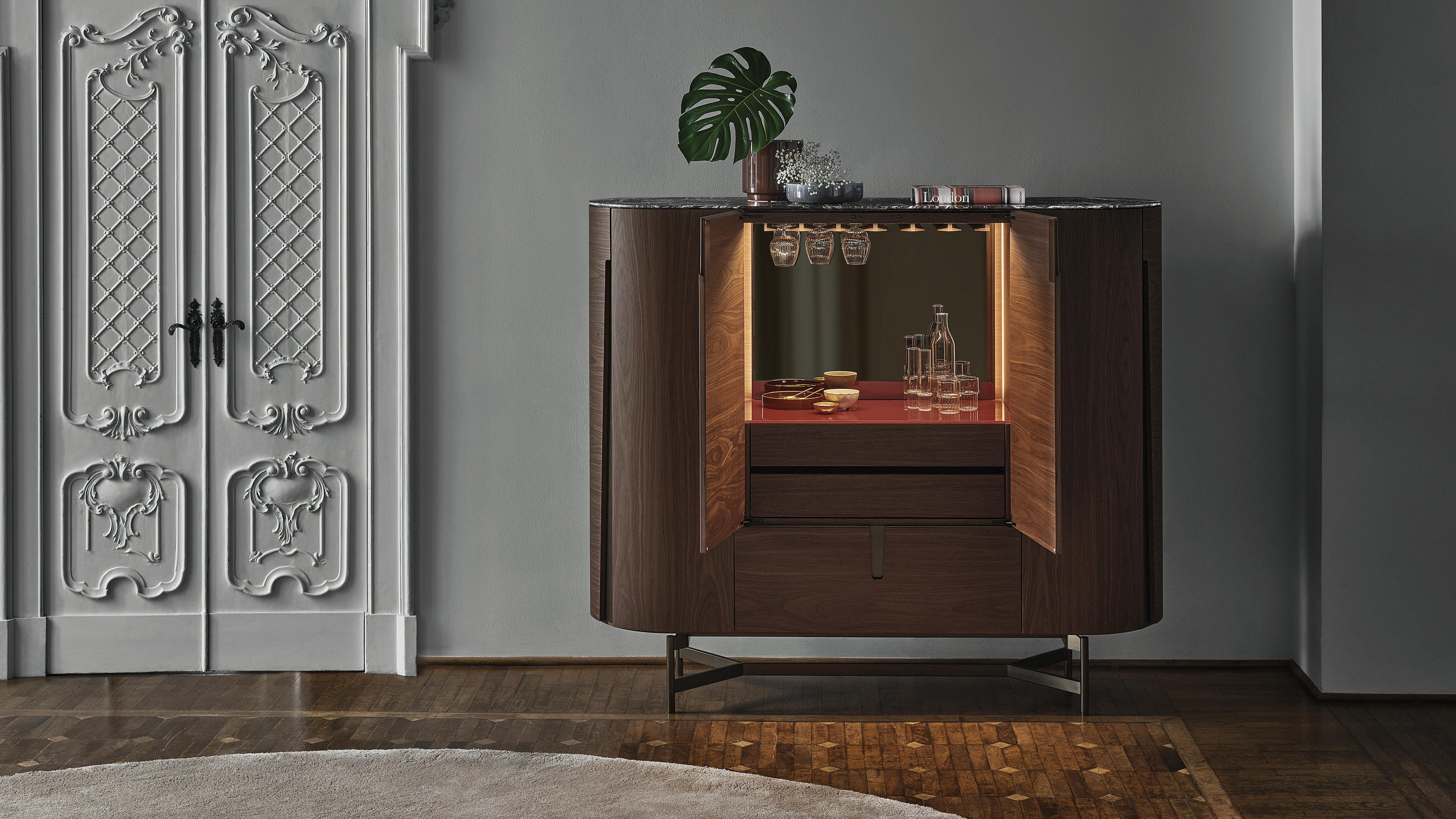 The Tylsa Bar features a sleek silhouette with softly rounded edges and a Bronzoro metal base.