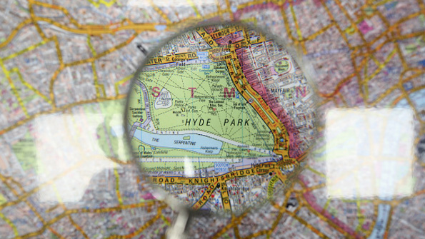 A map of London with a magnifying glass focused on Hyde Park
