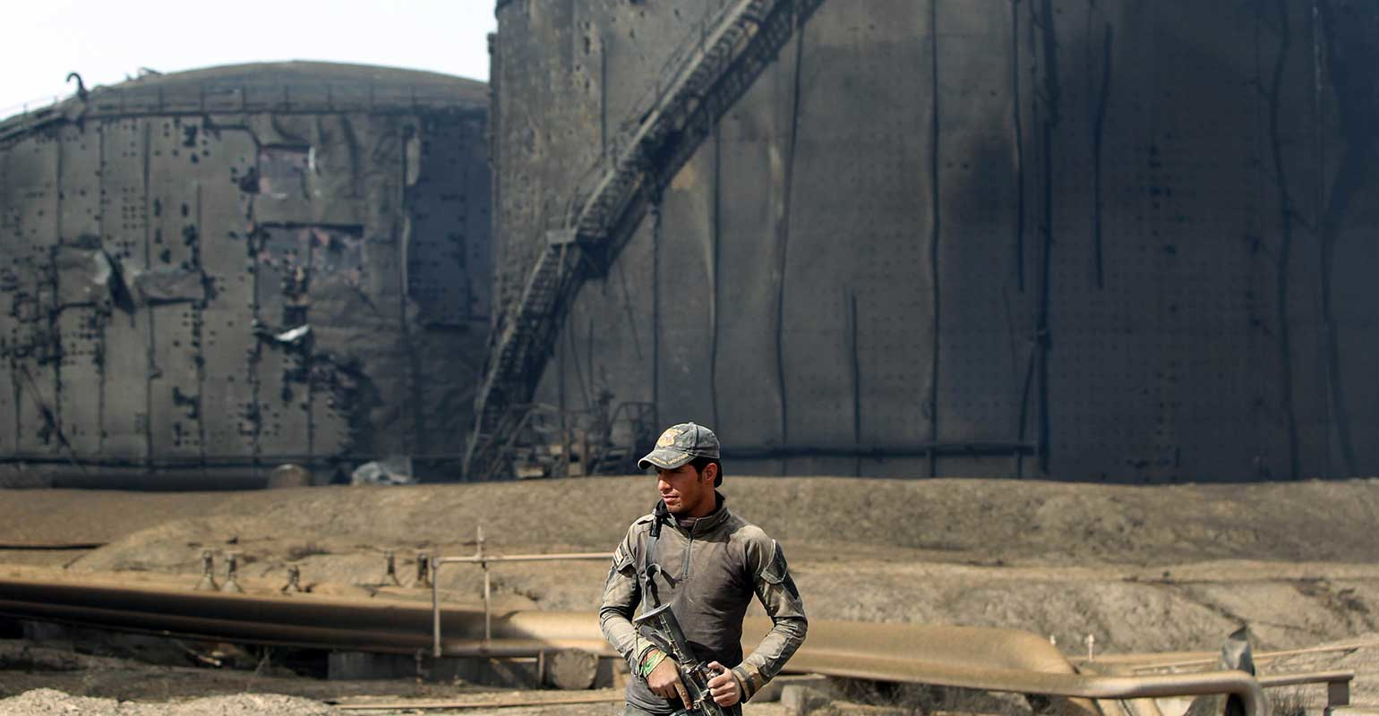 iraqi-soldier-oil-refinery-baiji-AHMAD-AL-RUBAYE-AFP-GETTYIMAGES.jpg