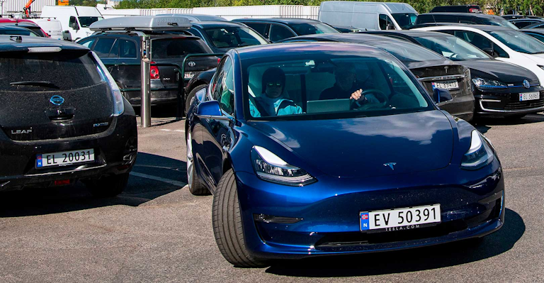 Tesla S Summon Your Car Feature Spurs Us To Ask About Safety Industryweek