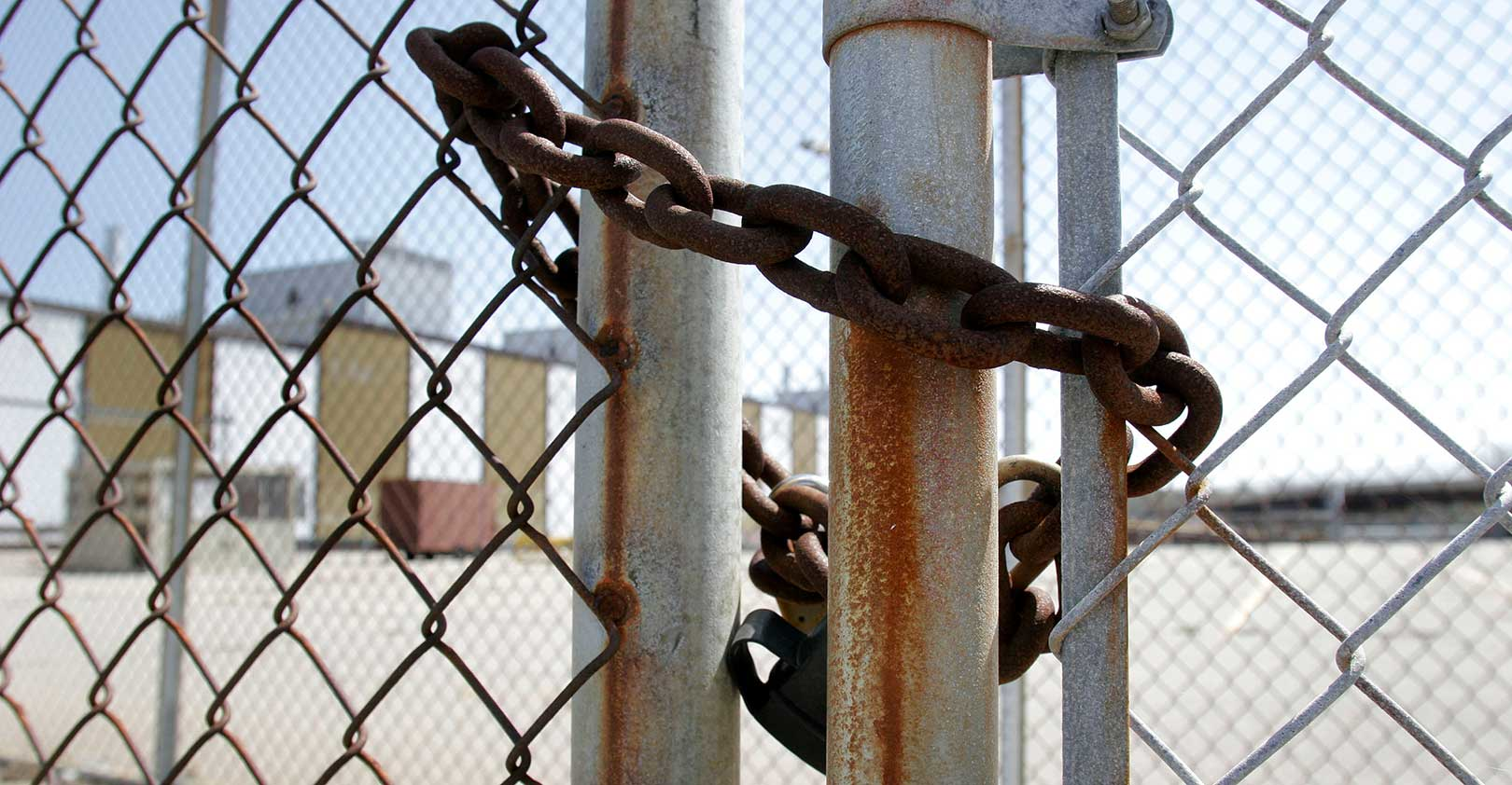 closed-padlocked-factory-GM-Lansing,-MI-2007-Bill-Pugliano,-Getty-Images.jpg