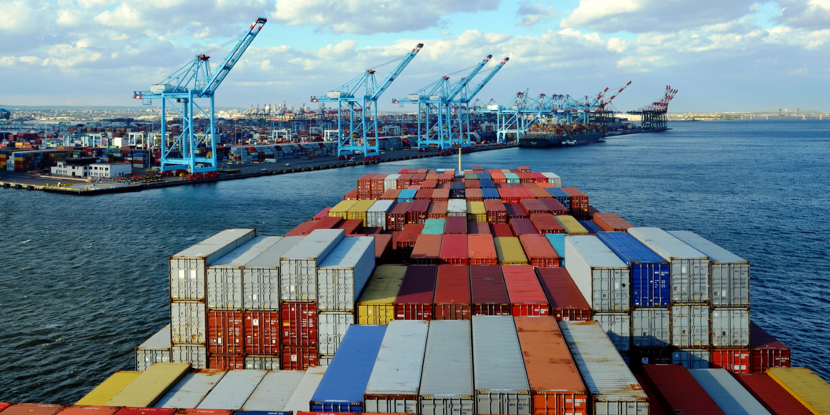 Container Ship Outside Newark New Jersey Mariusz Bugno Dreamstime 616cdf018f9d3