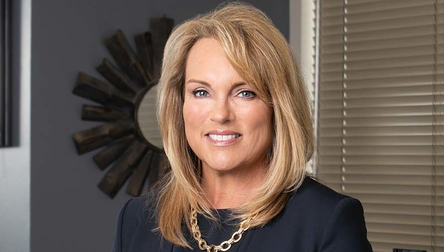 Julie Neenah Nina Parker Studios Img 4403 Web Vertical 63f918338eae2