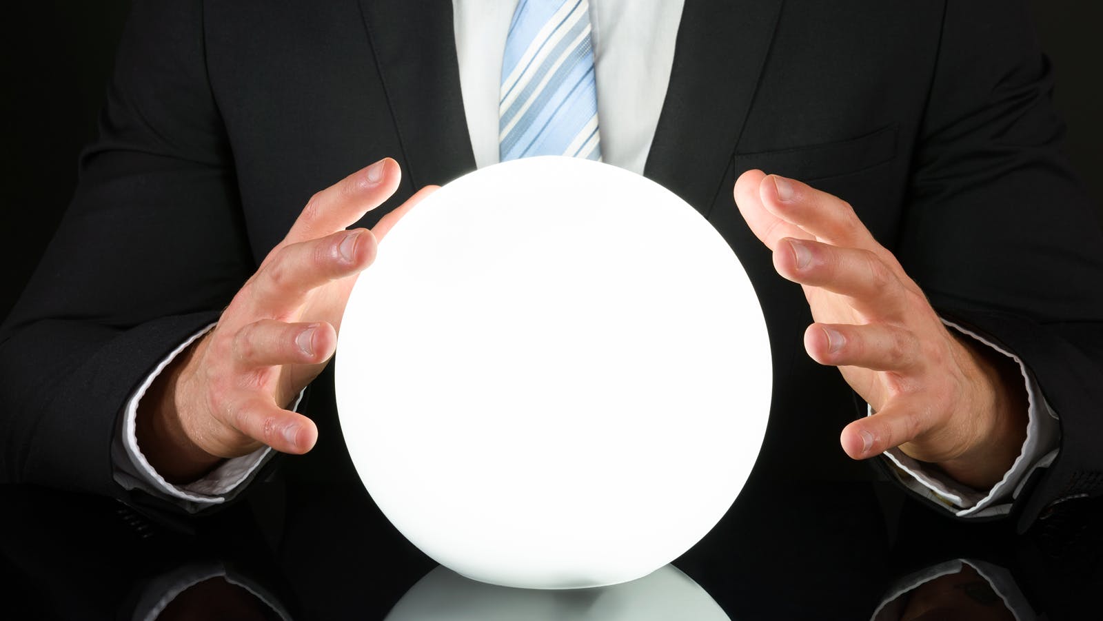 671281adcba3dd6ad8b7e0fe Crystalballdreamstime L 50426085