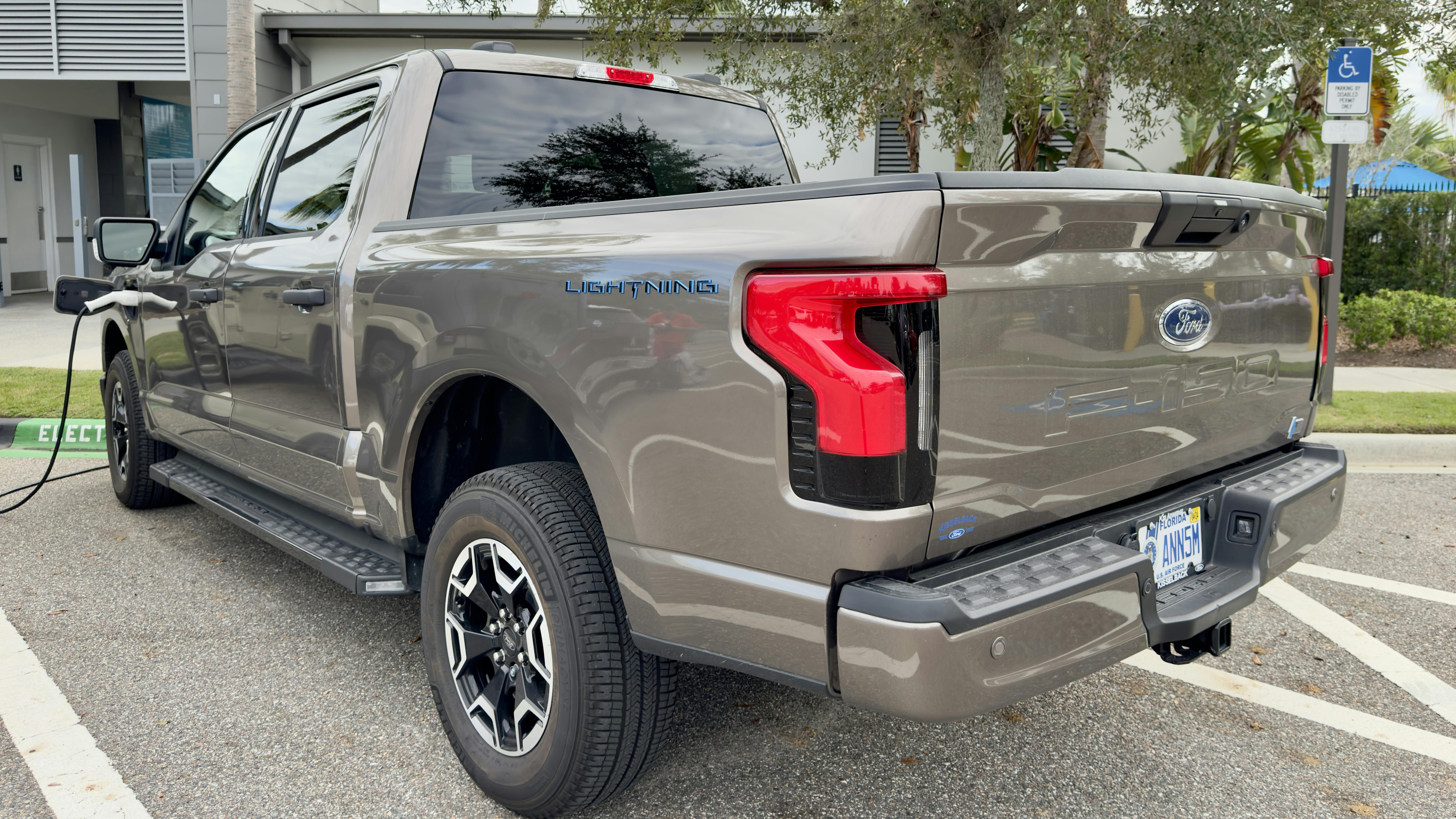 dreamstime_xxl_319924961