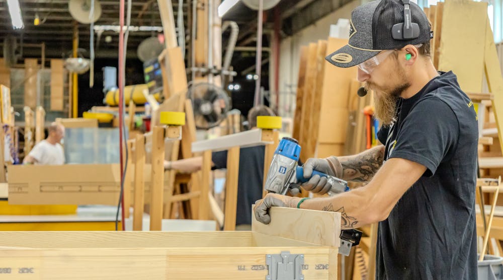 pella_operator_with_voice_headset