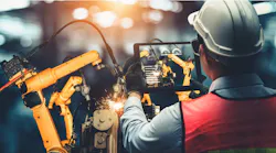 fluke_reliability_technician_with_tablet fluke_reliability_technician_with_tablet