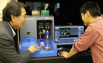 Professor Tuan Vo-Dinh discusses results from his NanoSight NS500 with Dr. Hsiangkuo Yuan from his research group.