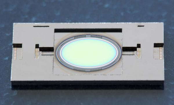 The Fraunhofer IPMS micromirror measures 6 x 8 mm, allowing it to guide large-diameter femtosecond laser beams for such delicate procedures as cranial bone removal.