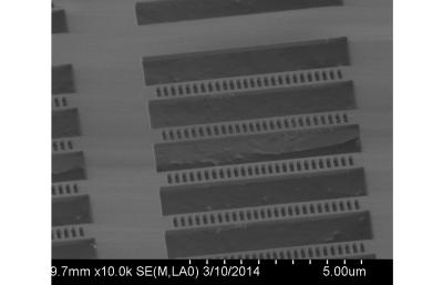 A scanning electron micrograph shows 1D diamond photonic-crystal cavities.