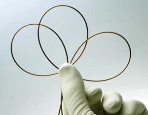 FIGURE 1. Flexible fibers, made of polymer (with some glass in the mirror structure) boast all the advantages of a hollow-core fiber. In addition, they provide low optical losses, high mechanical flexibility, and robustness with bends as small as 2 cm in radius.