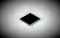 A thin diamond heat spreader is bonded to a VECSEL (top). A Raman laser pumps the VECSEL at a 25-degree angle to the normal (bottom). A thin diamond heat spreader is bonded to a VECSEL (top). A Raman laser pumps the VECSEL at a 25-degree angle to the normal (bottom).