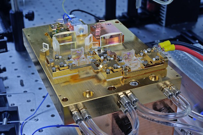 A DWDM prototype is based on actively cooled DFB mini-bars.