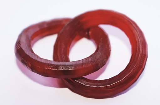 Using the new 'TwoCure' process, a 3D printed ring-in-ring structure is manufactured without support structures and without platform contact.